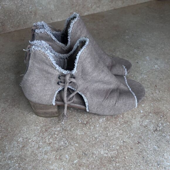 Very G Light Tan Open Toe Cut Out Side Back Zip Chunky Heel Bootie Size 8.5 - Picture 2 of 10